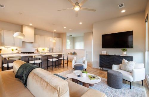 Historic Edgefield House | Heated Pool + Hot Tub + Sauna 7 Min to Broadway