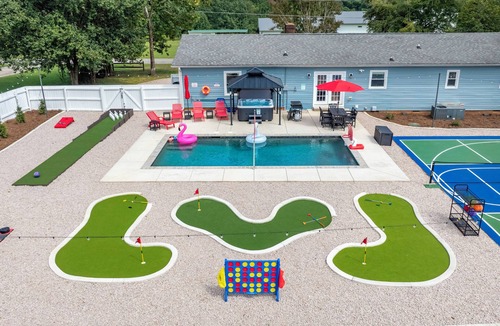 Mooresville House | Heated Pool, Hot tub, Epic Kids Room, Pickleball/Basketball, Mini Golf, Fire Pit