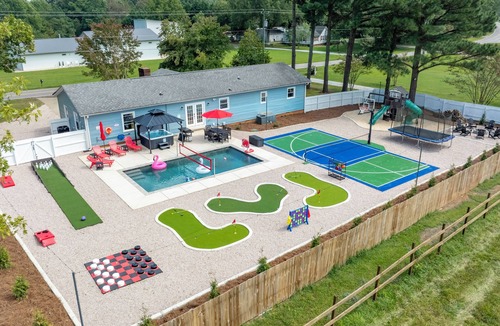 Mooresville House | Heated Pool, Hot tub, Epic Kids Room, Pickleball/Basketball, Mini Golf, Fire Pit