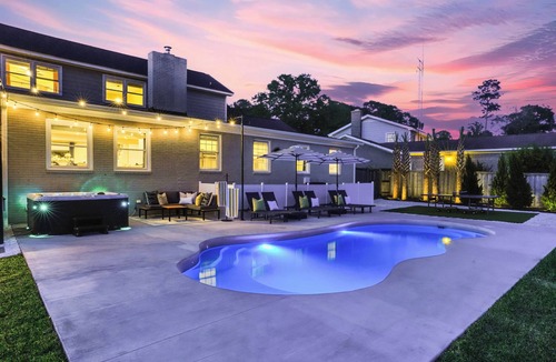 Wilmington House | Heated Pool, Hot Tub, Pickleball & B-Ball/10 Min to Beach/Sleeps 20