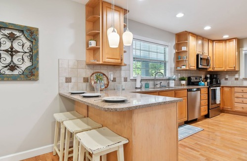 St. Augustine House | Heated pool huge yard mins to beach/DT, small celebrations PAC MAN, pets ok