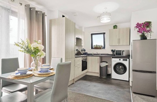 George Green Apartment | Heathrow Gateway Apartments with Private Parking17