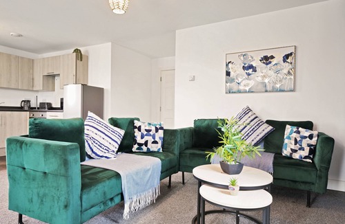 George Green Apartment | Heathrow Gateway Apartments with Private Parking13