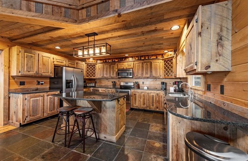Unaka Cabin | Heaven's Doorstep - Mountain-view cabin with hot tub, game room, and 4 bedrooms