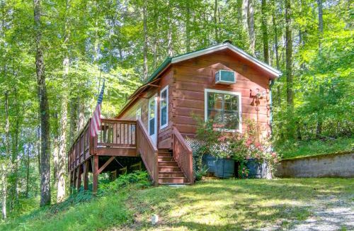 Hendersonville House | Hendersonville Creekside Cabin Near DuPont Forest