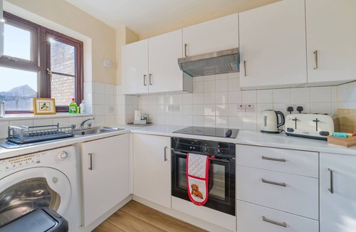 Hersham House | Hersham Apartment – Ideal for Work & Relaxation - Pass the Keys