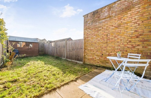 Hersham House | Hersham Apartment – Ideal for Work & Relaxation - Pass the Keys