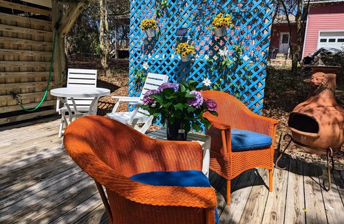 Kitty Hawk Apartment | HEY, GET A ROOM! Couples Getaway : Bikes, beach chairs, umbrella :Central locale