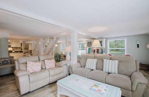 Folly Field Cottage | HHI COTTAGE 2 MIN WALK TO BEACH, 35' PRIVATE POOL, DOG FRIENDLY, ROOMY HOME