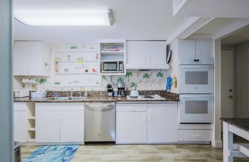 Folly Field Cottage | HHI COTTAGE 2 MIN WALK TO BEACH, 35' PRIVATE POOL, DOG FRIENDLY, ROOMY HOME