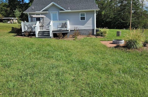 Mount Airy House | Hiatt Rd Farmhouse Charming Remodeled 2-bedroom in lovely Mount Airy on10 acres