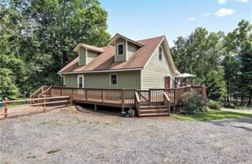 Gerton Cabin | Hickory Nut Hideaway by AvantStay | Mountain Views