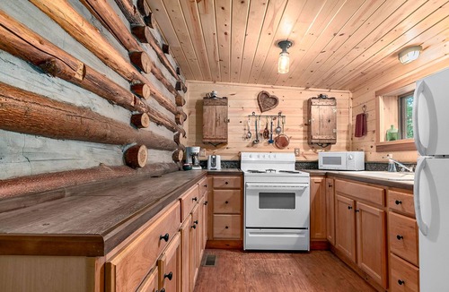 Gerton Cabin | Hickory Nut Lodge, Romantic, Cozy, Amazing Views, Hot Tub, Fireplace, Pets OK