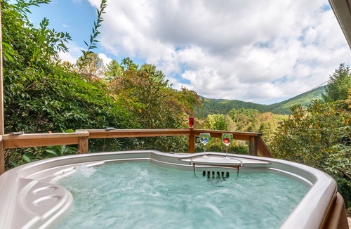 Gerton Cabin | Hickory Nut Lodge, Romantic, Cozy, Amazing Views, Hot Tub, Fireplace, Pets OK