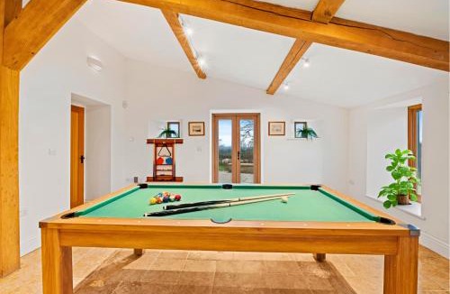 Shepton Mallet Villa | Hidden Barn - Hot Tub, Pool