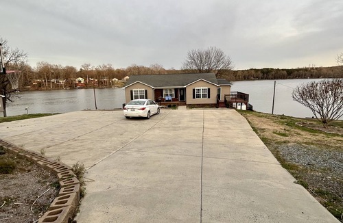 Belmont House | Hidden Gem Lake Retreat! Live and breath your best life for a few days!