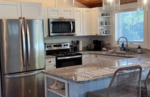 Bayshore Cottage | Hidden gem on 4 acres w/hot tub