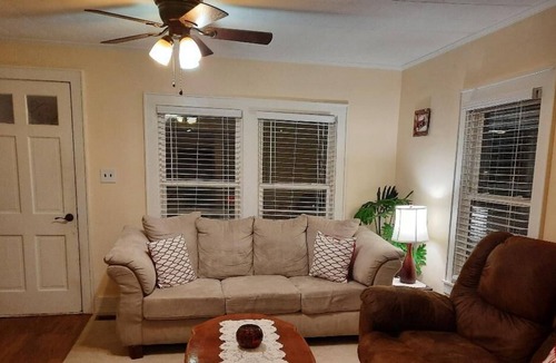 Southwest Raleigh Cottage | Hidden gem -west Raleigh-king bed-screened porch - fenced backyard