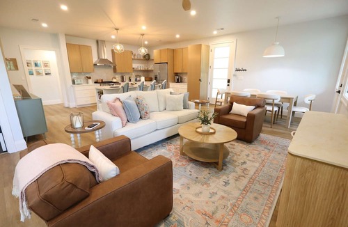 Charleston House | Hidden Haven | 5 mins to Folly, Luxury New Build
