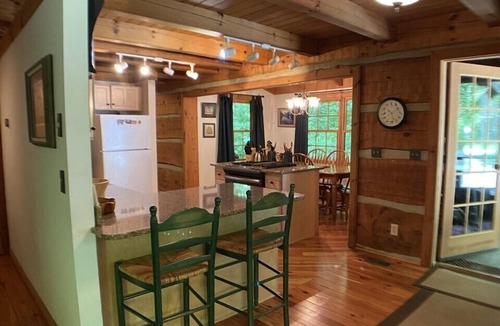 Highlands Cabin | Hideaway Cabin- Escape to this Log Cabin IN the woods