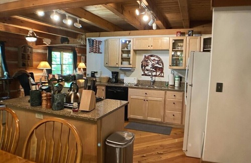 Highlands Cabin | Hideaway Cabin- Escape to this Log Cabin IN the woods
