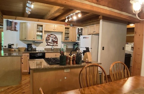 Highlands Cabin | Hideaway Cabin- Escape to this Log Cabin IN the woods