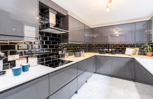 Lancaster Gate Apartment | Hideaway Opposite Hyde Park 3 Bed, Balcony & Lift by City Peace