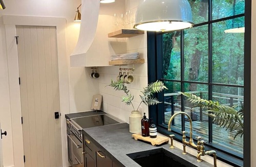 Highlands Hills Apartment | HideInnSeek Treehouse - 1.5miles to Main Street