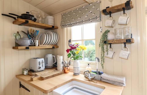 Ashbourne Cottage | High Grounds Shepherd's Hut