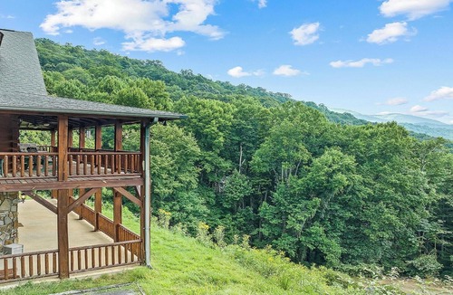 Maggie Valley House | High Hopes-3 bedroom, 3.5 Bath, Sleeps 9, Strong Internet