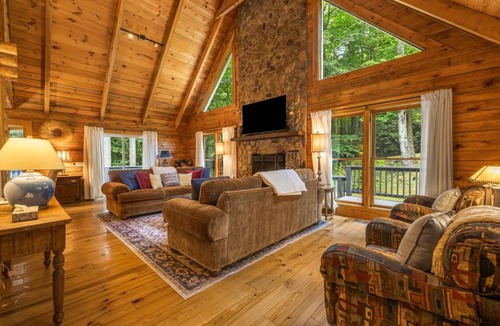 Cullowhee House | Highlands Cabin Retreat w Deck and Fire Pit