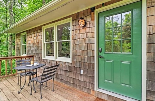 Mirror Lake Cabin | Highlands Escape, 1 mile to town - Retreat to the Mountains to Relax
