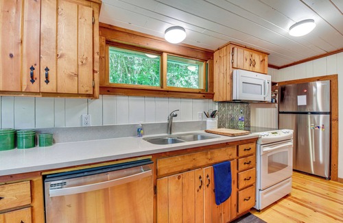 Mirror Lake Cottage | Highlands Vacation Rental - Walk to Mirror Lake!