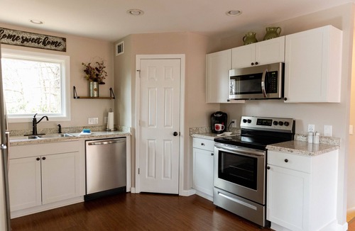Newland Cabin | Hike, fish, swim & ski! Close to Grandfather Mountain, skiing & Linville Falls