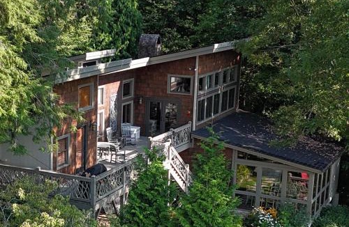 Mirror Lake House | Hilltop Hideaway