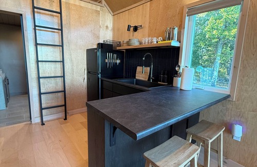 Lobelville Cabin | Hilltop Retreat with Wood Fire Hot Tub & Stargazing