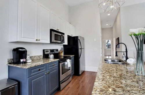 Thomas Square Condo | Hip and Sophisticated Condo - Live Like a Local!