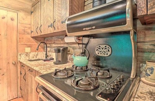 Balsam Cabin | Historic 1850s Log Cabin: Enjoy the holiday season in the Smokies. ❄️☃️❄️