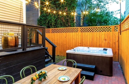 Thomas Square House | Historic 1899 Victorian | Hot Tub + Forsyth Park