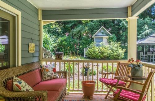 Hendersonville House | Historic 4BR Colonial with Pool Table and Fire Pit