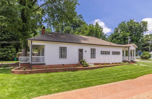 Wesley Heights Cottage | Historic Carriage House in Wesley Heights