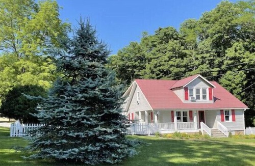 Clyde House | Historic Creekside Cottage