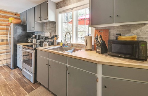 Gerton Apartment | Historic Glenna Cabin