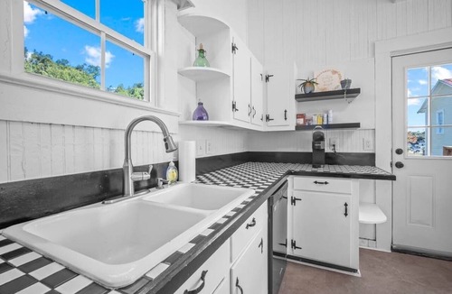 Metter House | Historic Home Pet Friendly Near GSU