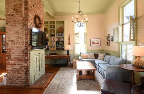 Historic Oakwood House | Historic Oakwood Old Schoolhouse, walk downtown!