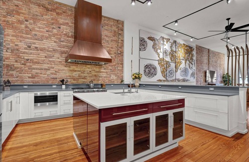 Downtown Wilmington Condo | Historic Wilmington Suite with Chef’s Kitchen & Pool Table
