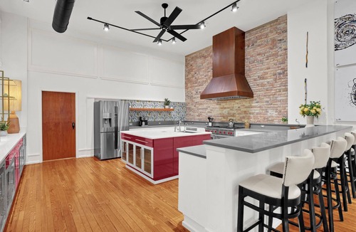 Downtown Wilmington Condo | Historic Wilmington Suite with Chef’s Kitchen & Pool Table