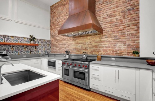 Downtown Wilmington Condo | Historic Wilmington Suite with Chef’s Kitchen & Pool Table