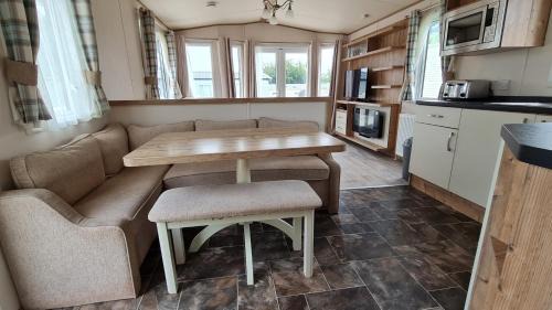 Paignton Resort | Hoburne Devon Bay Fabulous 3 bedroom caravan, with decking