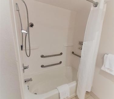 North Raleigh Hotel | Holiday Inn Express Hotel & Suites Wake Forest - Raleigh North by IHG